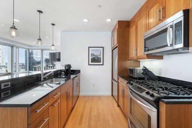 $950,000 | 80 Broad Street, Unit 1007, Boston, MA 02110