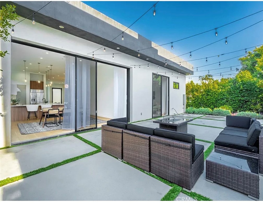12136 Clarkson Road Los Angeles, CA 90064 - Photo 3 of 23 a living room with furniture