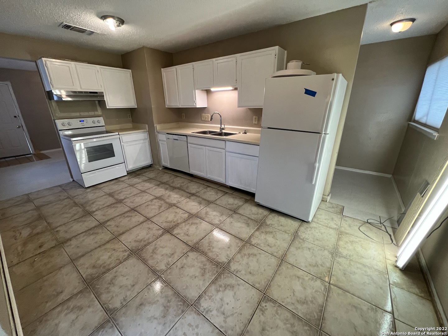 8446 Dixon Ridge Drive San Antonio, TX 78239 - Photo 2 of 7