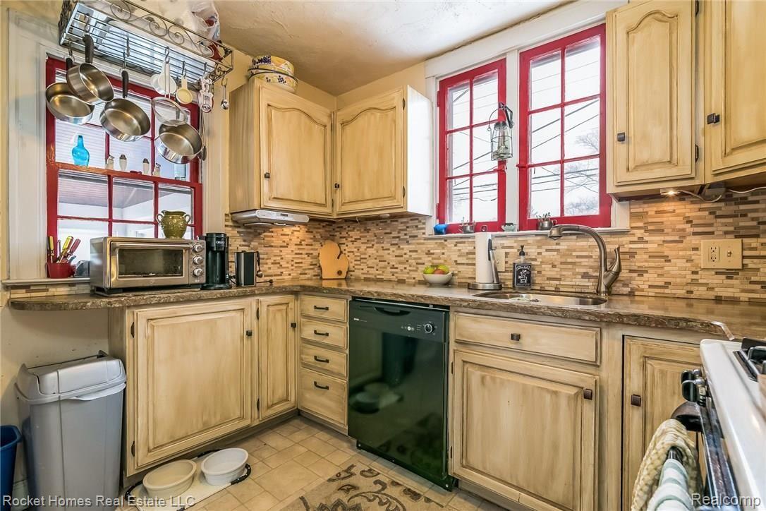 1776 Stanford Road Berkley, MI 48072 - Photo 9 of 23 011-Kitchen-5305963-medium.jpg