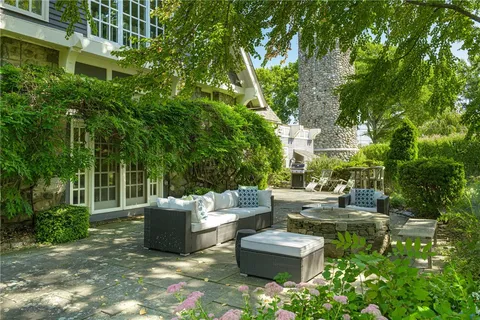 $2,150,000 | 3 Stone Tower Lane, Barrington, RI 02806