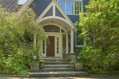 $2,150,000 | 3 Stone Tower Lane, Barrington, RI 02806