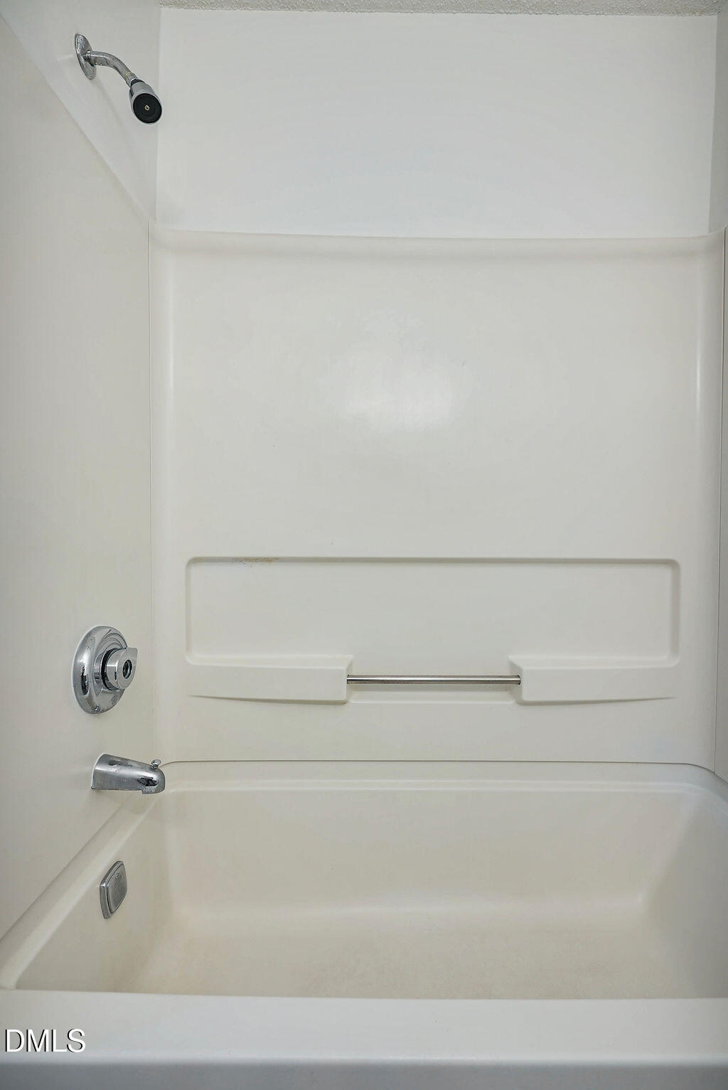 1411 Collegiate Circle, Unit 302 Raleigh, NC 27606 - Photo 18 of 43 a bathroom with a bathtub