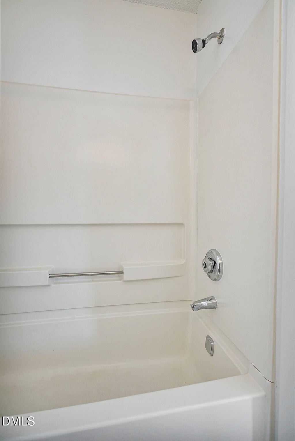1411 Collegiate Circle, Unit 302 Raleigh, NC 27606 - Photo 25 of 43 a bathroom with a bathtub