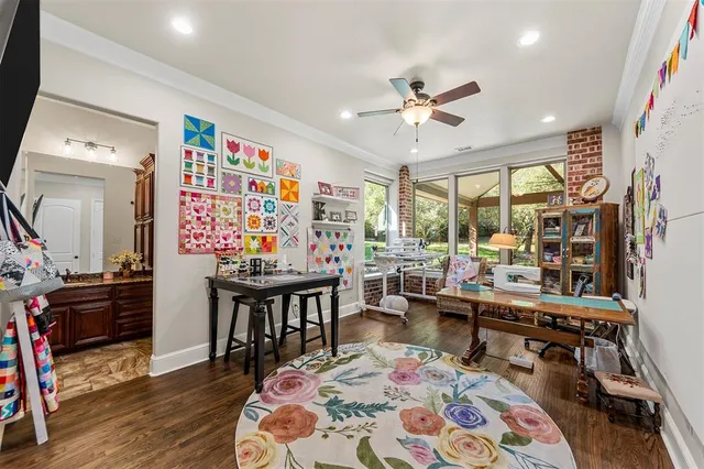 a view of a livingroom with furniture and a ceiling fan