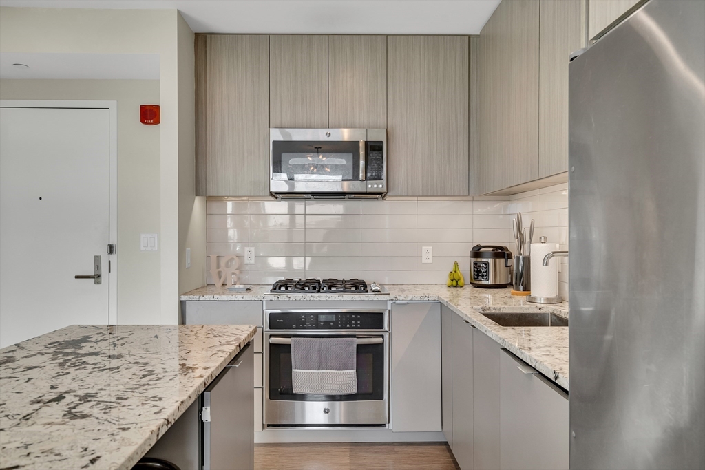 80 Fenwood Road, Unit 811 Boston, MA 02115 - Photo 8 of 36 Gallery Image 8