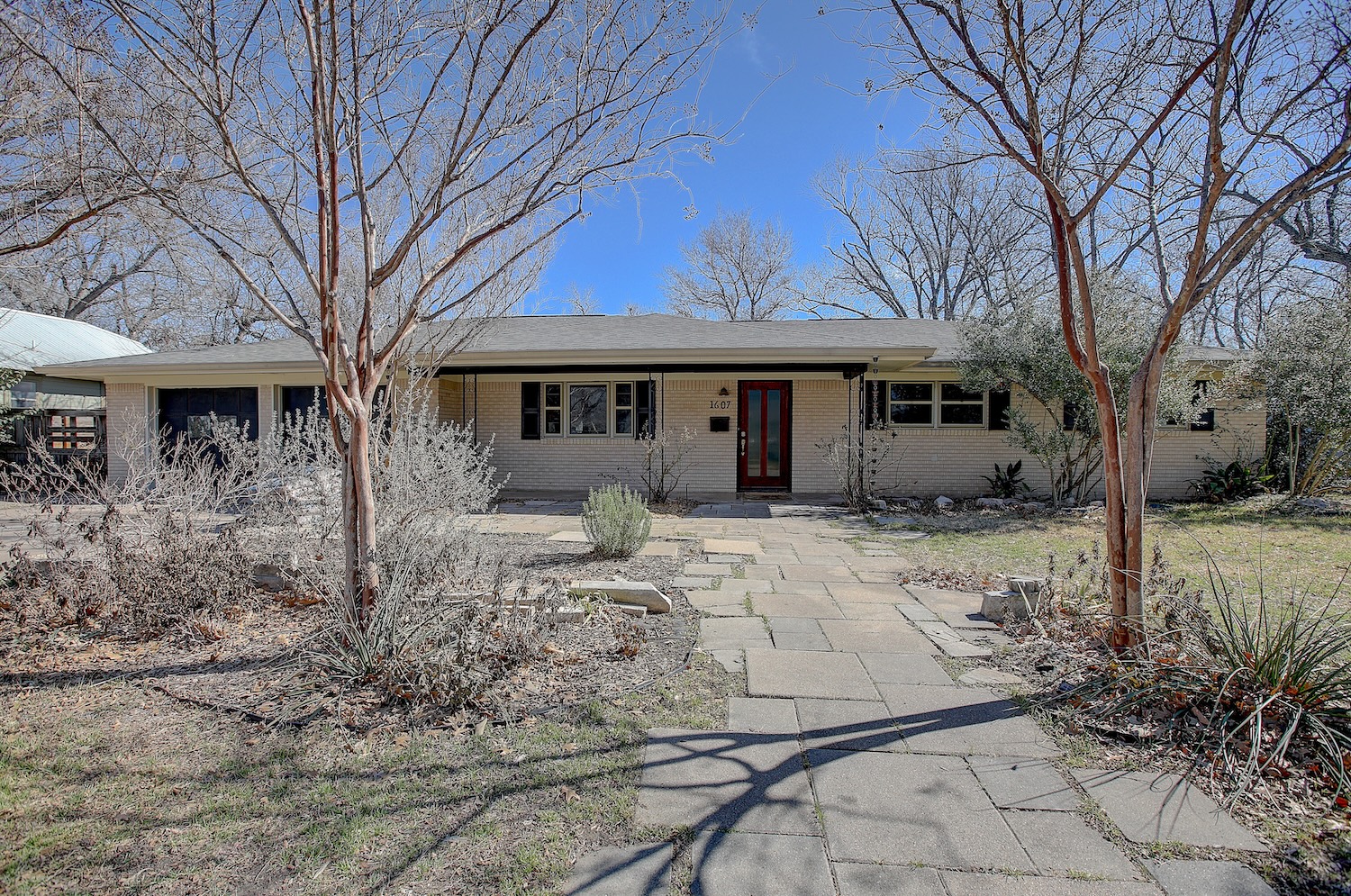 1607 South Elm Street Georgetown, TX 78626 - Photo 2 of 40 a front view of a house with garden