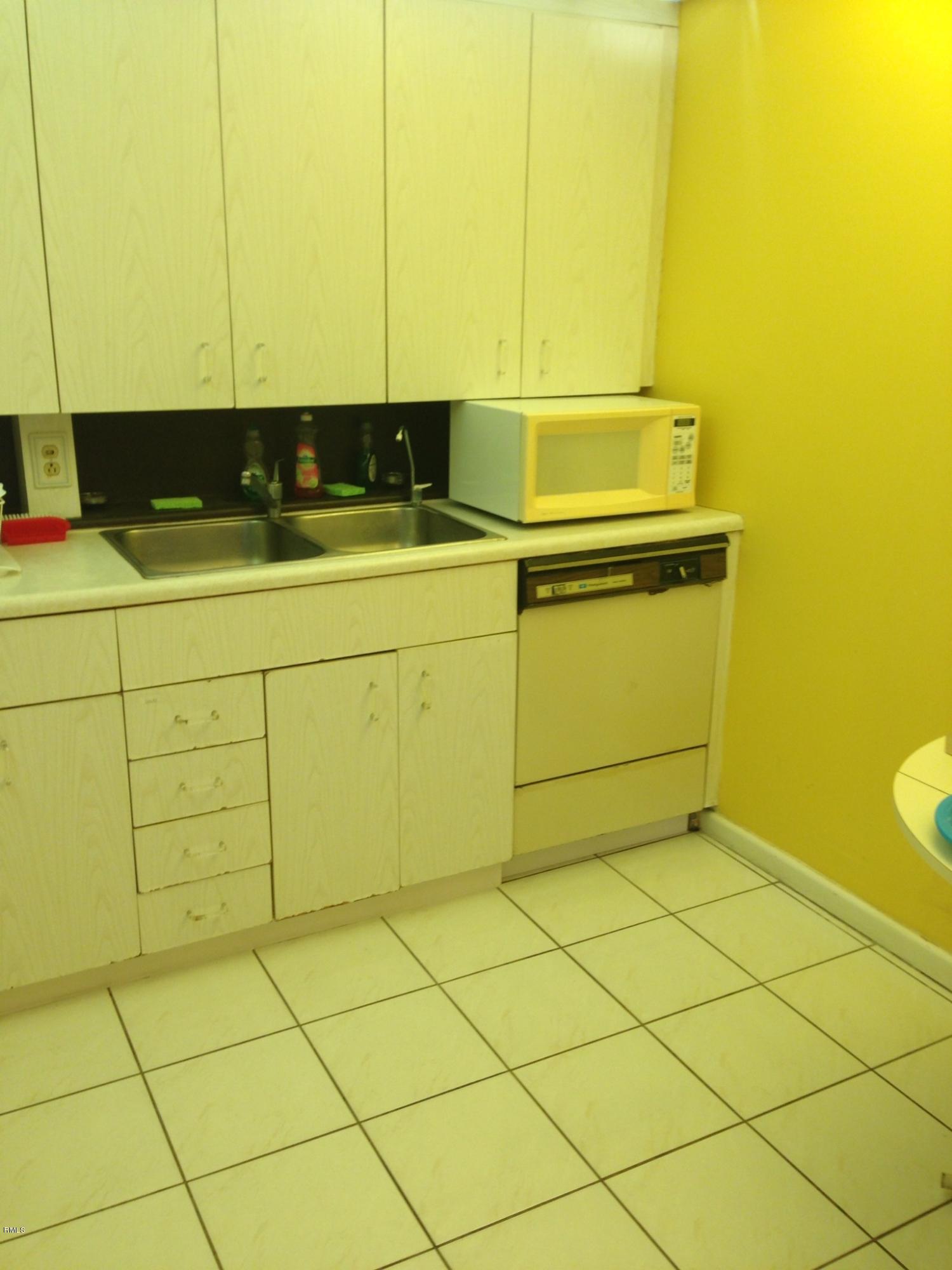 1098 Wolverton East, Unit E Boca Raton, FL 33434 - Photo 5 of 10 Kitchen B