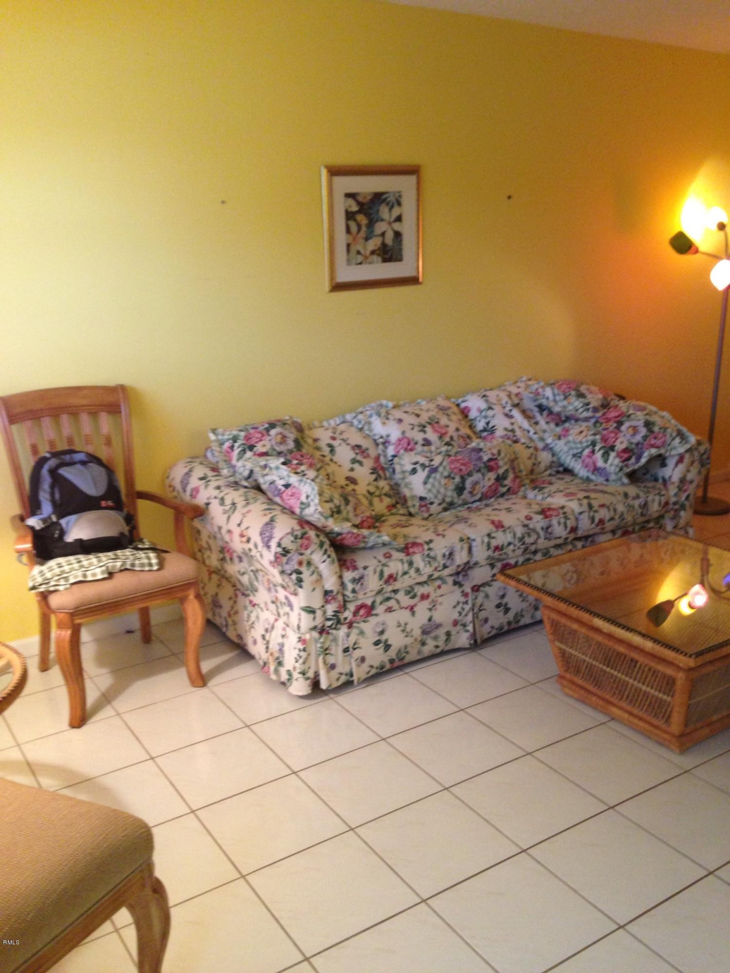 1098 Wolverton East, Unit E Boca Raton, FL 33434 - Photo 7 of 10 Living Area