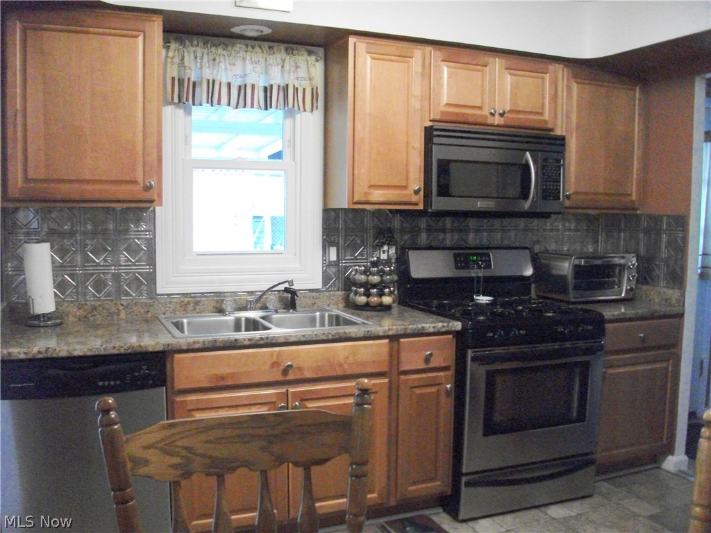 2835 Dentzler Road Parma, OH 44134 - Photo 3 of 16