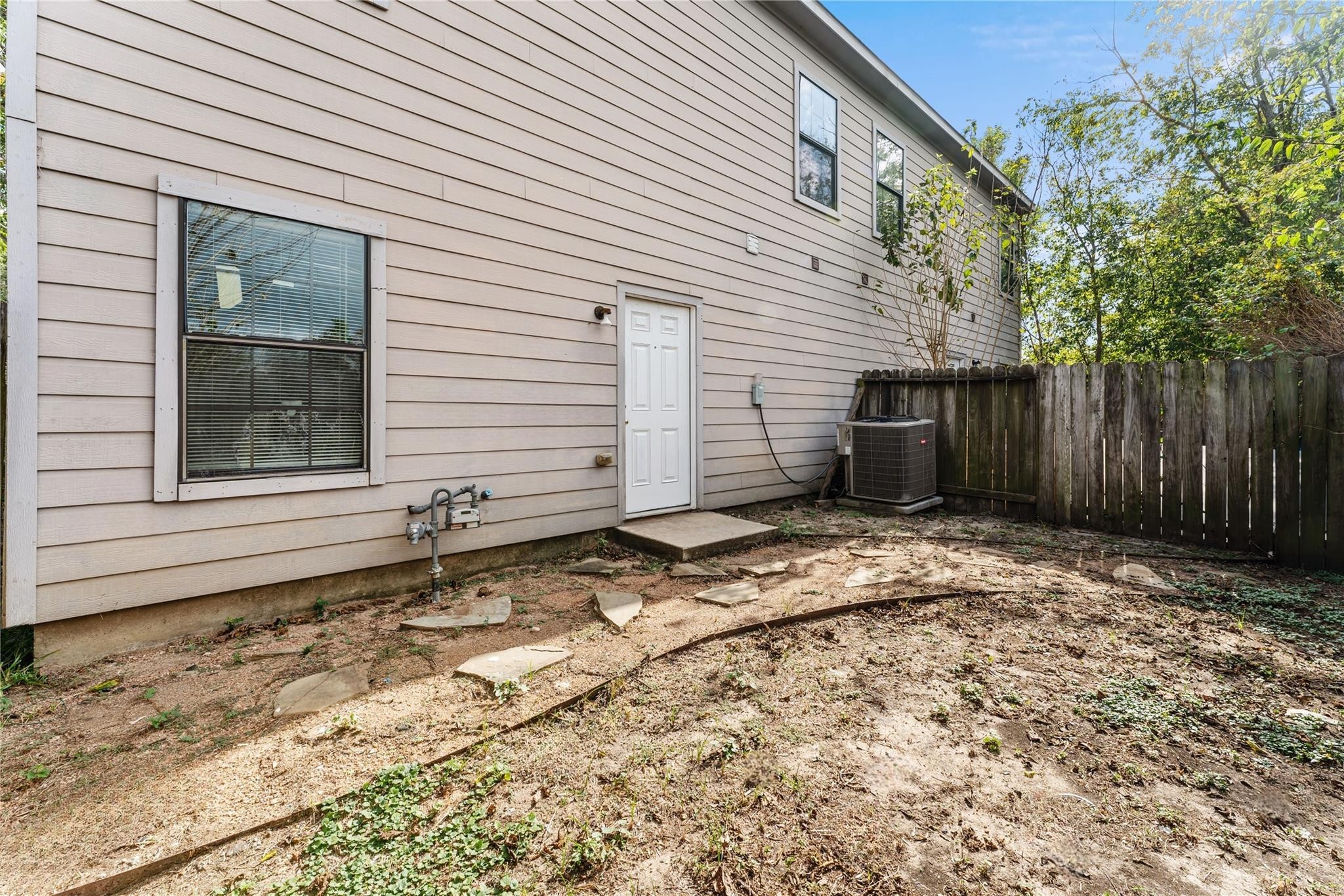 9610 Buffum Street, Unit B Houston, TX 77051 - Photo 22 of 25 a backyard of a house