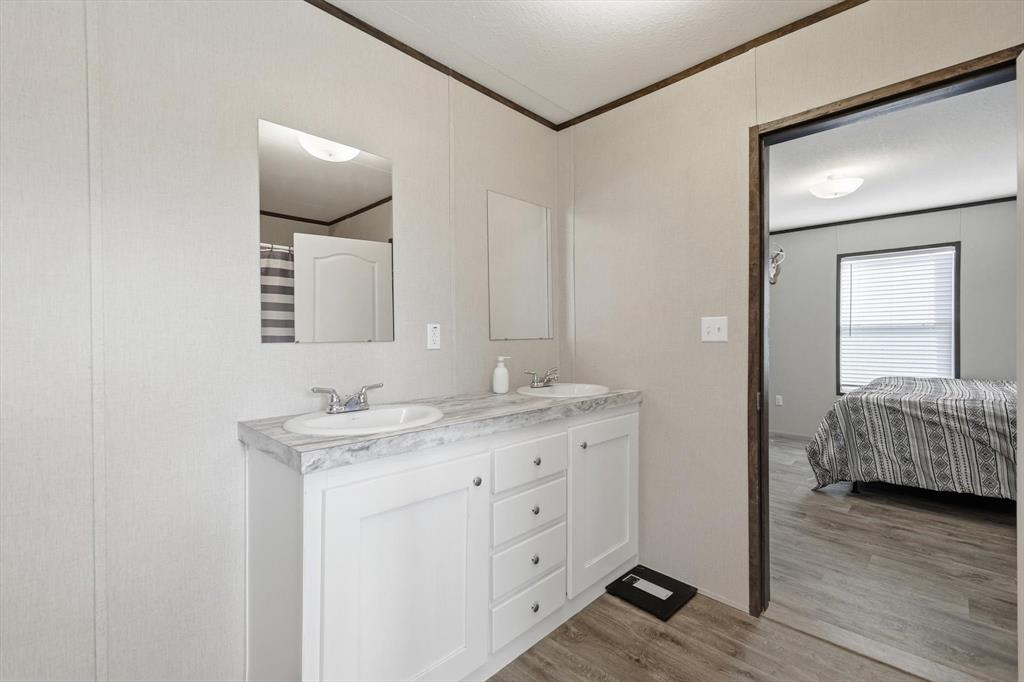 7553 Hutcheson Hill Road Springtown, TX 76082 - Photo 24 of 40 Primary bath