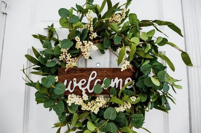a plant with white flowers