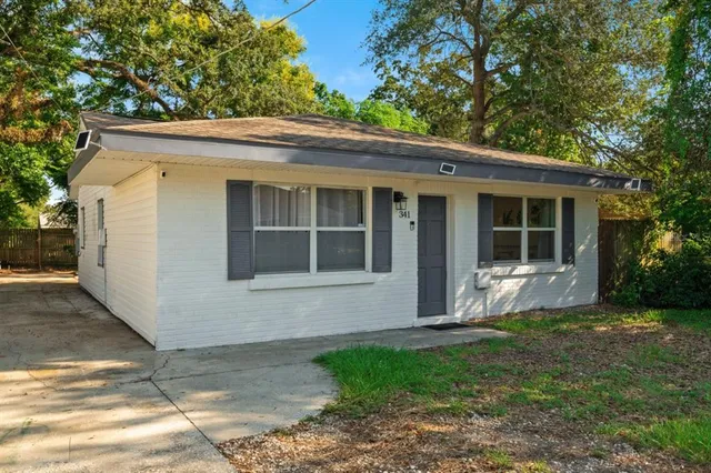 a view of a house with a yard