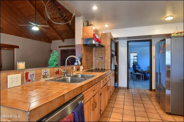 a view of entryway with washer and dryer