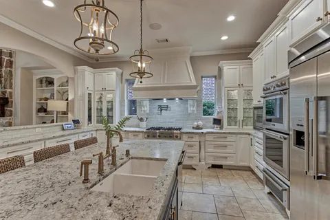 $1,900,000 | 66 South Player Manor Circle, The Woodlands, TX 77382