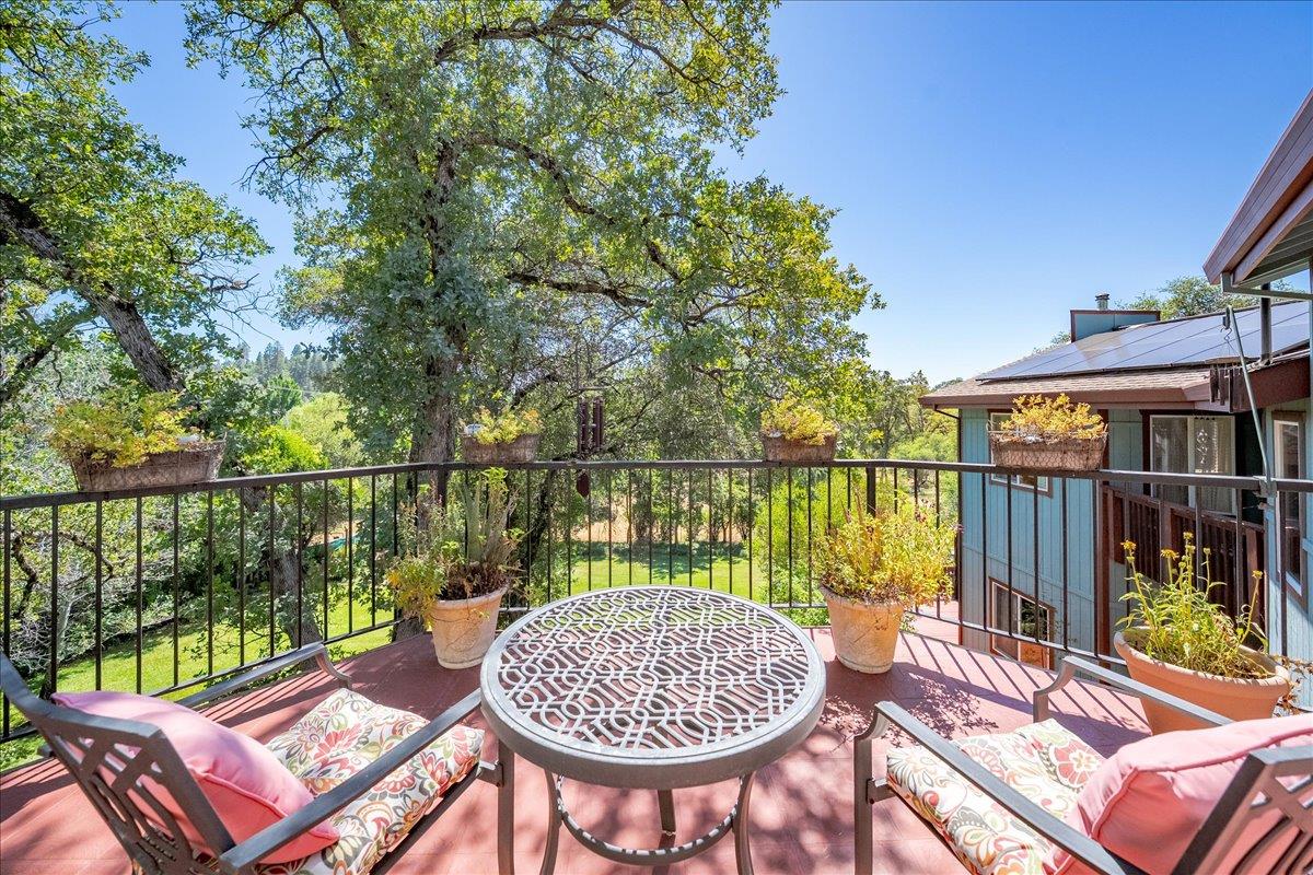 10947 East Lime Kiln Road Grass Valley, CA 95949 - Photo 41 of 94 Library deck