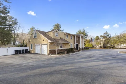 $1,999,000 | 626 Caledonia Road, Dix Hills, NY 11746