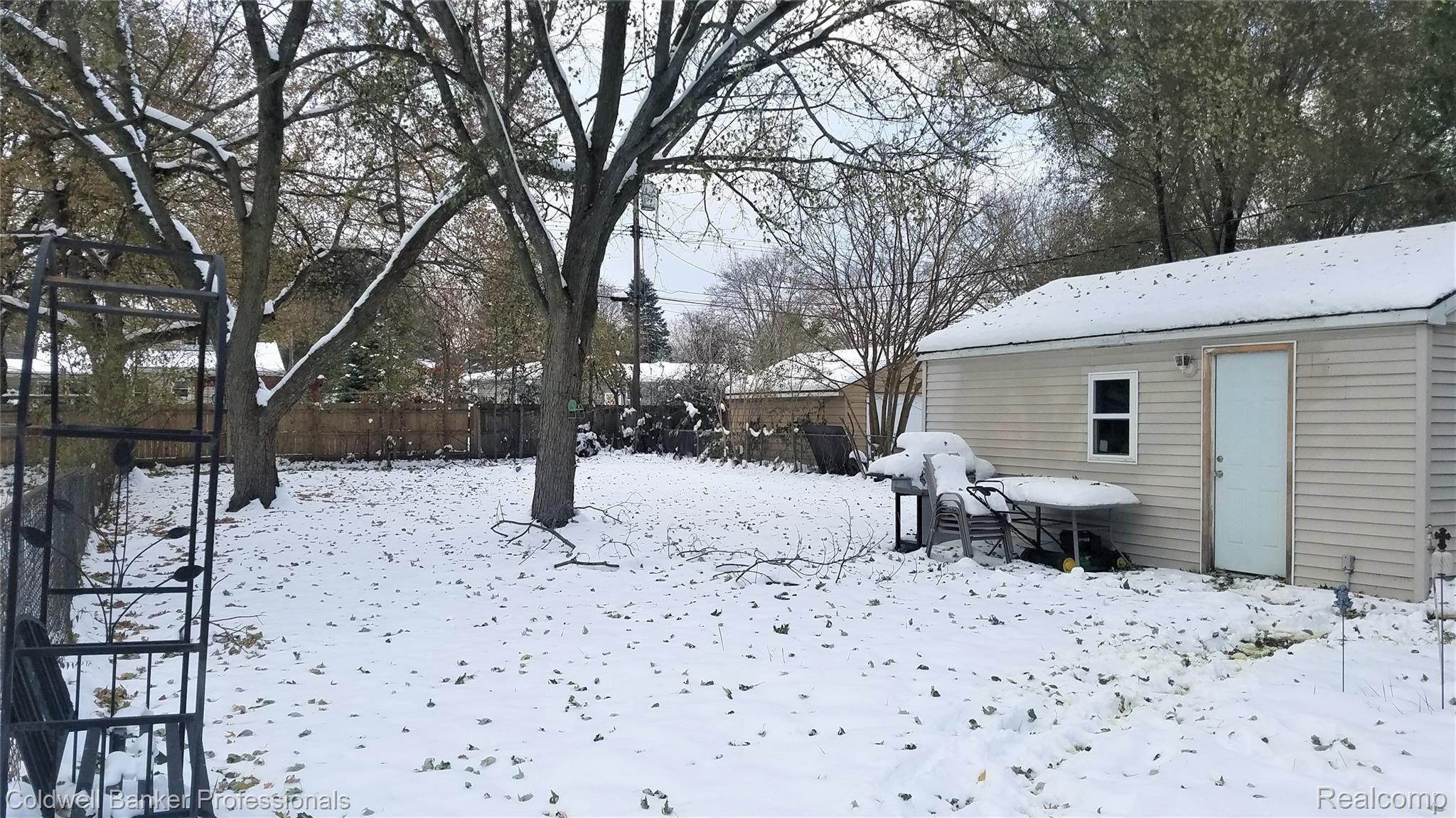 5307 Drayton Road Clarkston, MI 48346 - Photo 23 of 30 5307 Drayton_Fully-fenced, deep backyard