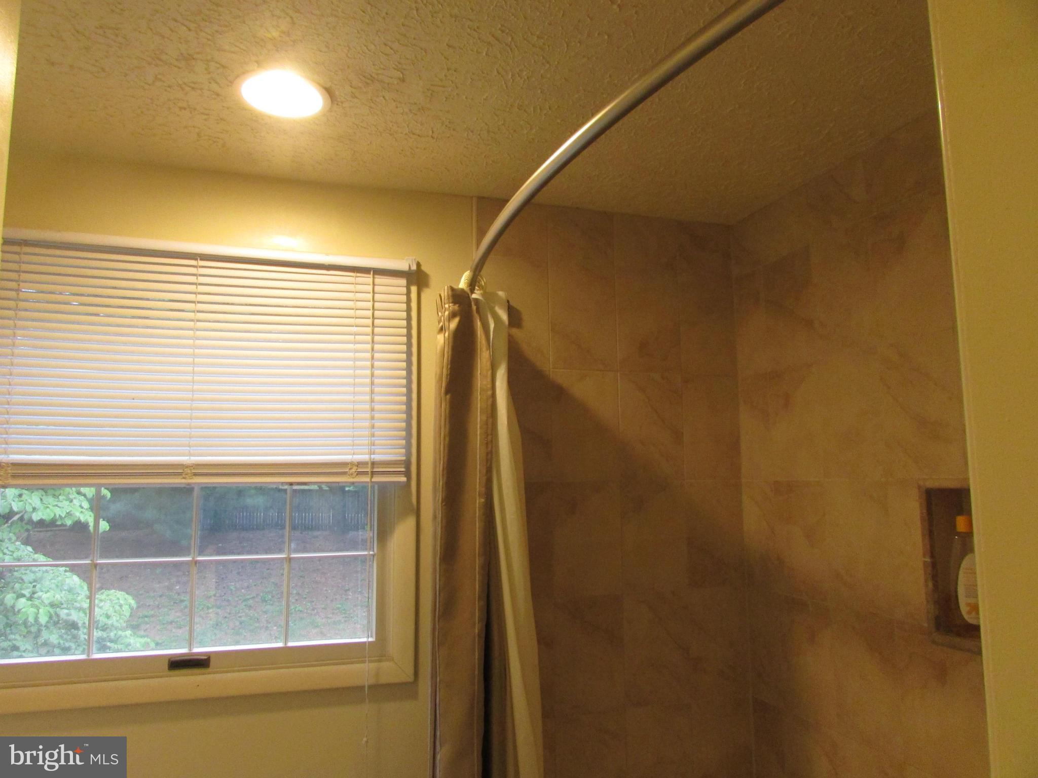 406 Rock Lodge Road Gaithersburg, MD 20877 - Photo 28 of 29 Bath