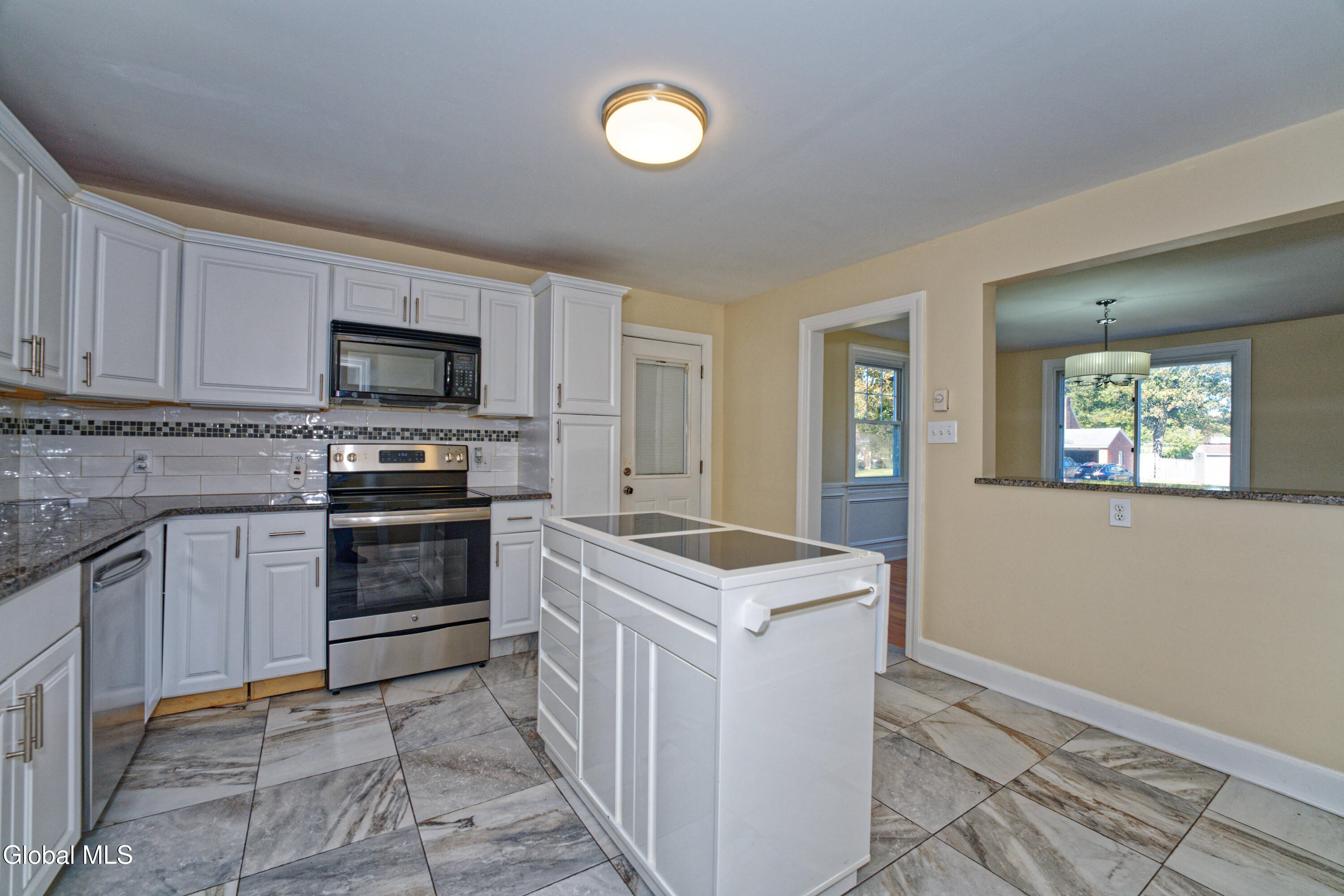 27 Miles Standish Road Rotterdam, NY 12306 - Photo 11 of 24 4 Kitchen 4