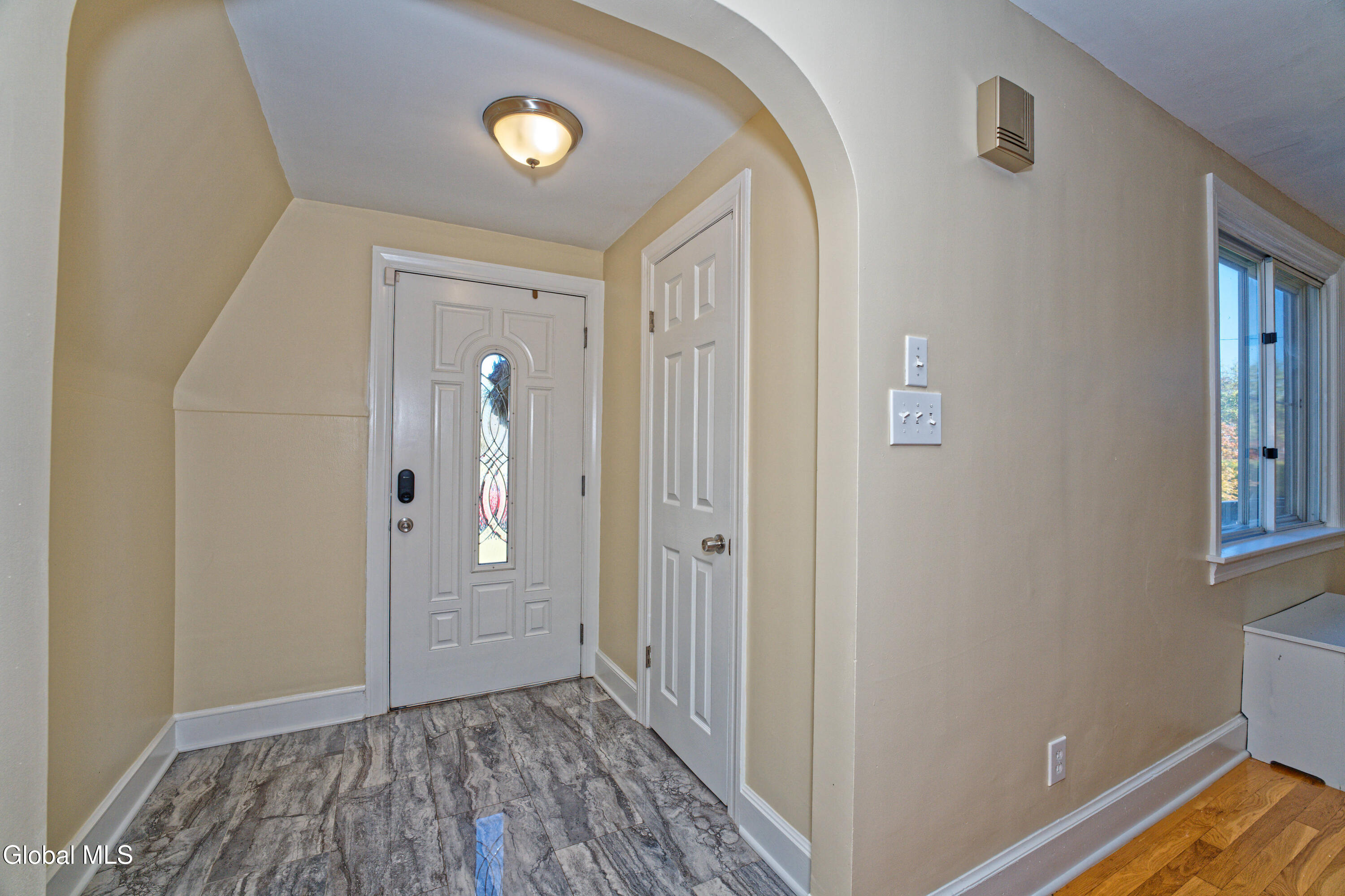 27 Miles Standish Road Rotterdam, NY 12306 - Photo 3 of 24 1 Entryway