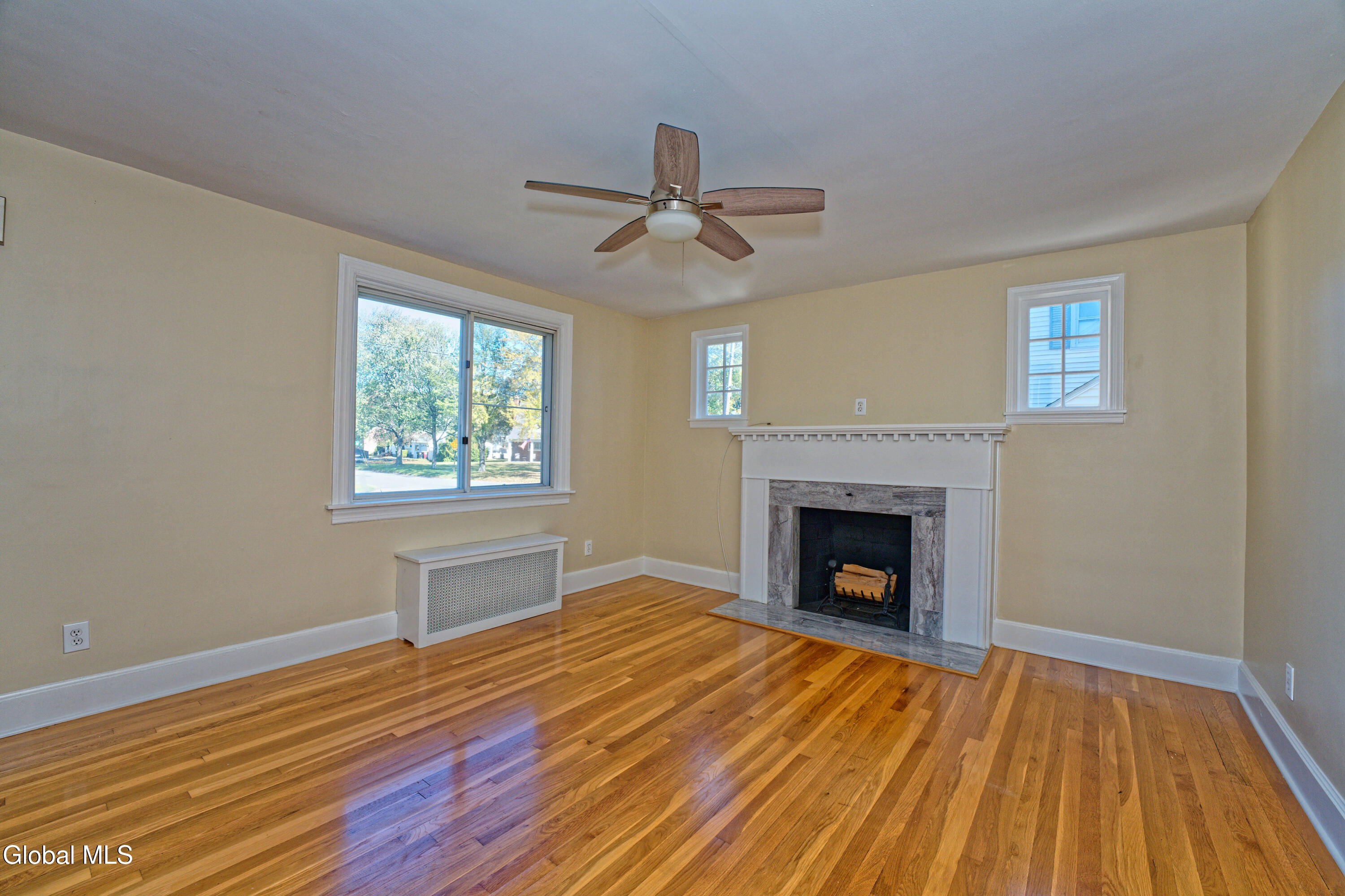 27 Miles Standish Road Rotterdam, NY 12306 - Photo 5 of 24 2 Livingroom 2