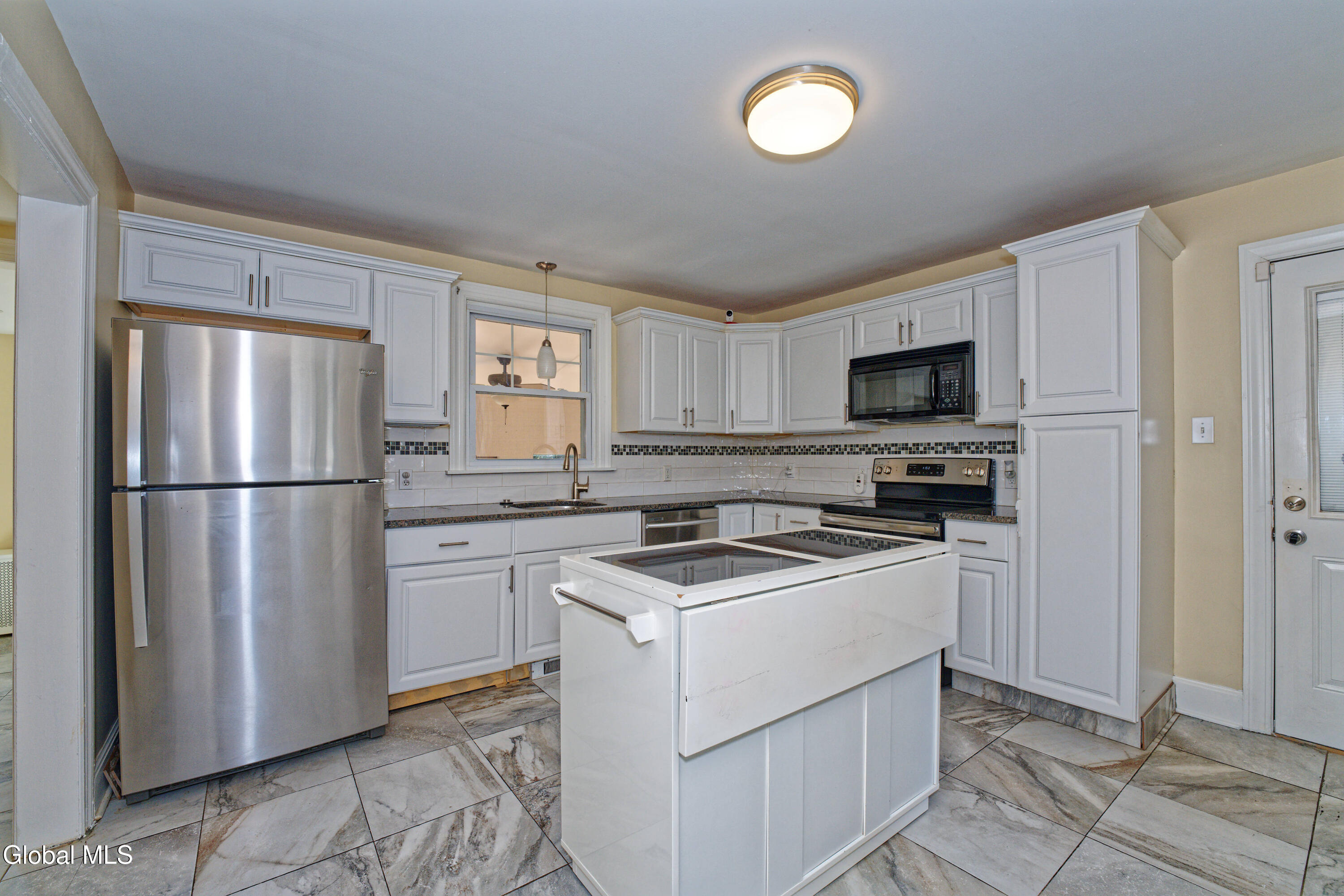 27 Miles Standish Road Rotterdam, NY 12306 - Photo 10 of 24 4 Kitchen 3