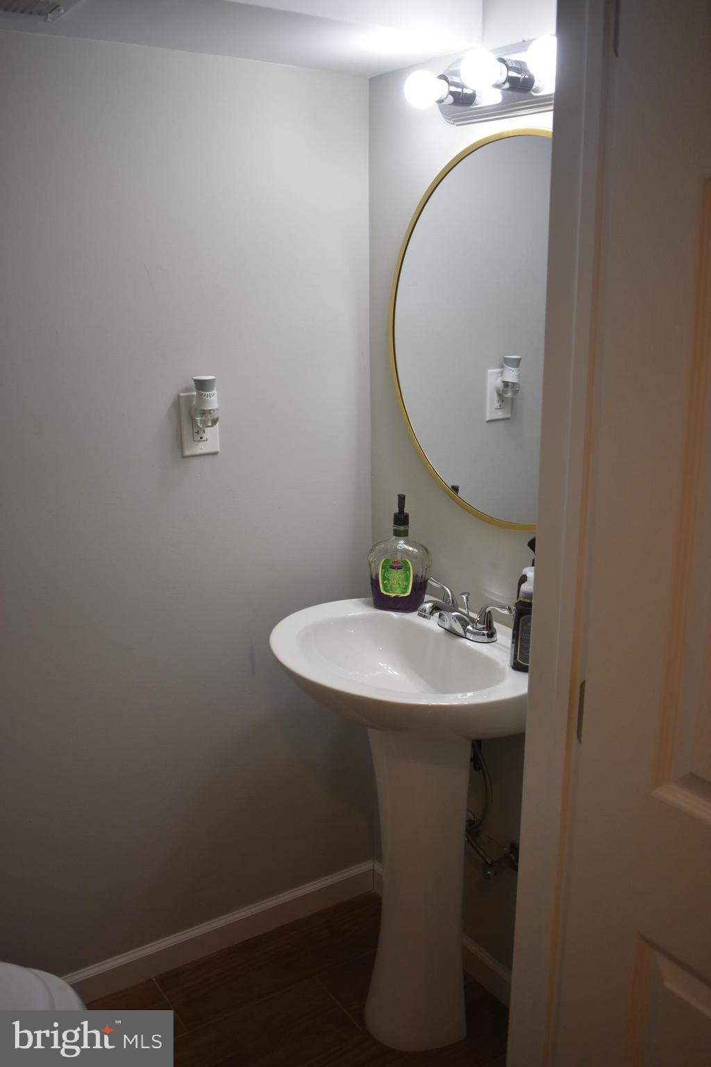 5705 Nassau Road Philadelphia, PA 19131 - Photo 20 of 25 Powder Room - Basement