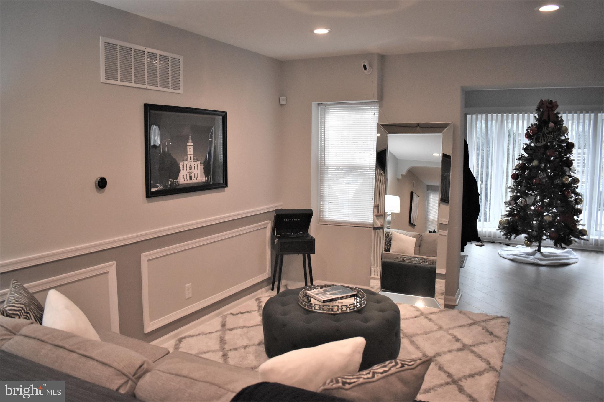 5705 Nassau Road Philadelphia, PA 19131 - Photo 5 of 25 Living Room