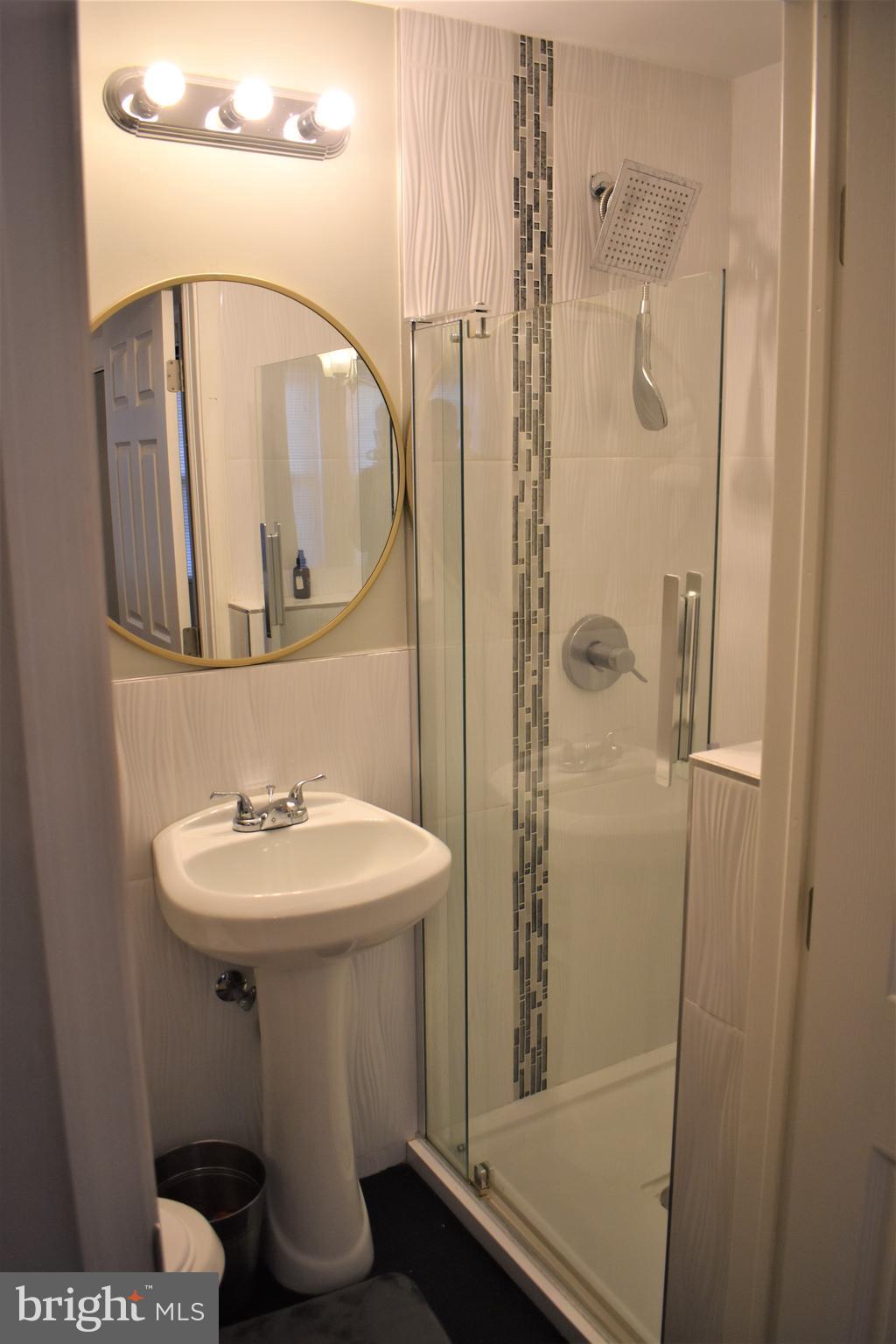 5705 Nassau Road Philadelphia, PA 19131 - Photo 9 of 25 Main Bedroom Bathroom