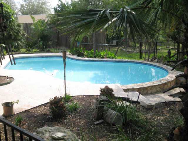a view of a backyard
