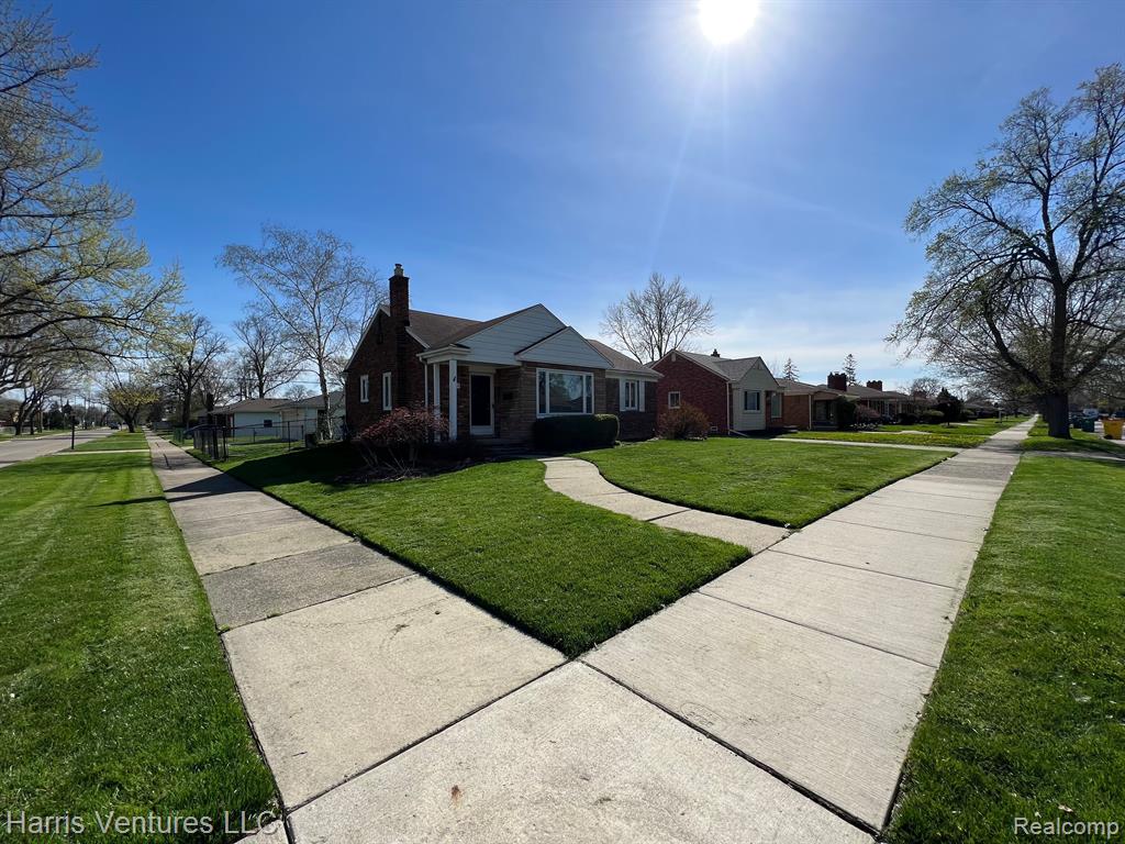 16554 Veronica Avenue Eastpointe, MI 48021 - Photo 4 of 28