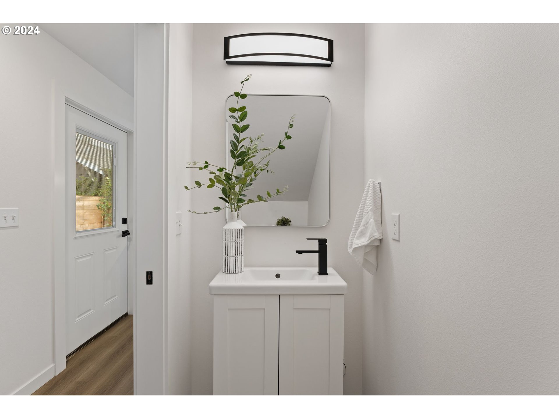 9335 North Leonard Street Portland, OR 97203 - Photo 20 of 35 Bathroom