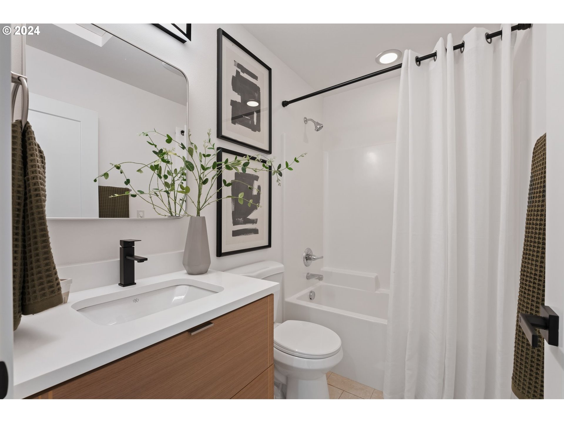 9335 North Leonard Street Portland, OR 97203 - Photo 24 of 35 Bathroom
