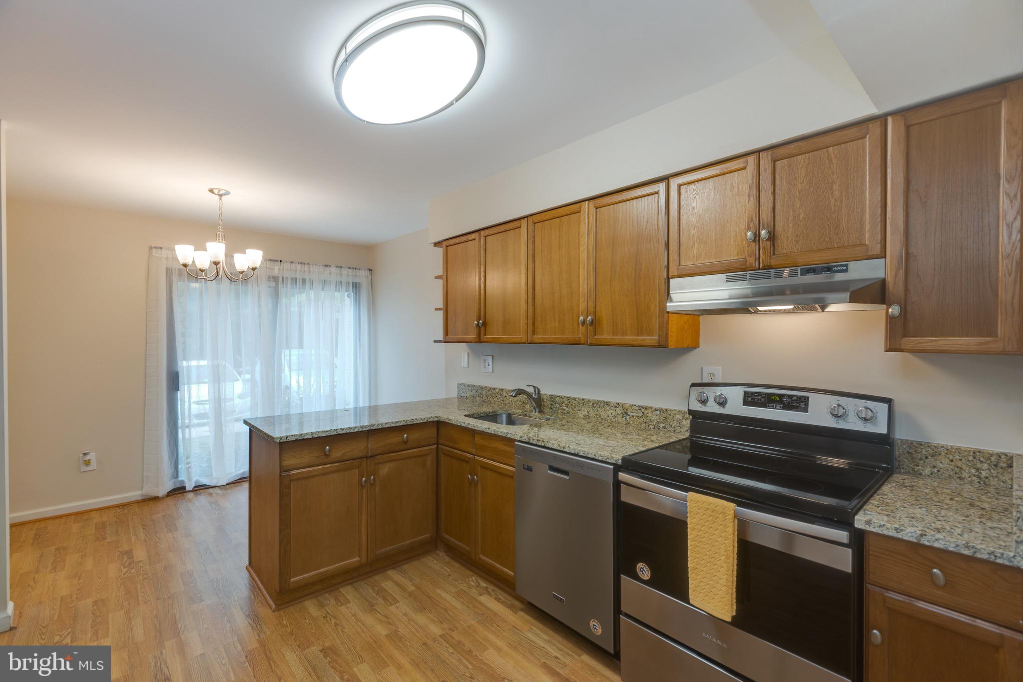 2183 White Cornus Lane Reston, VA 20191 - Photo 11 of 31 New Stainless Steel Appliances