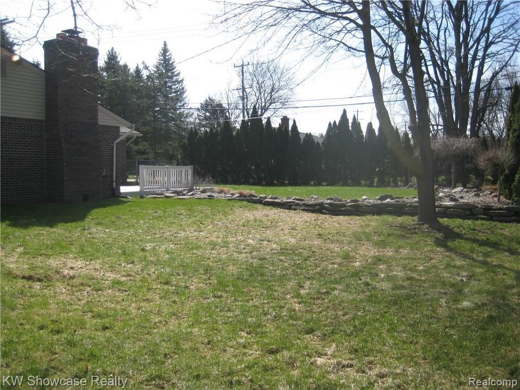 1973 Welch Road Walled Lake, MI 48390 - Photo 6 of 33 IMG_2998x.JPG
