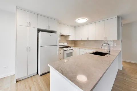 $299,000 | 958 Inverrary Lane, Unit 958, Deerfield, IL 60015