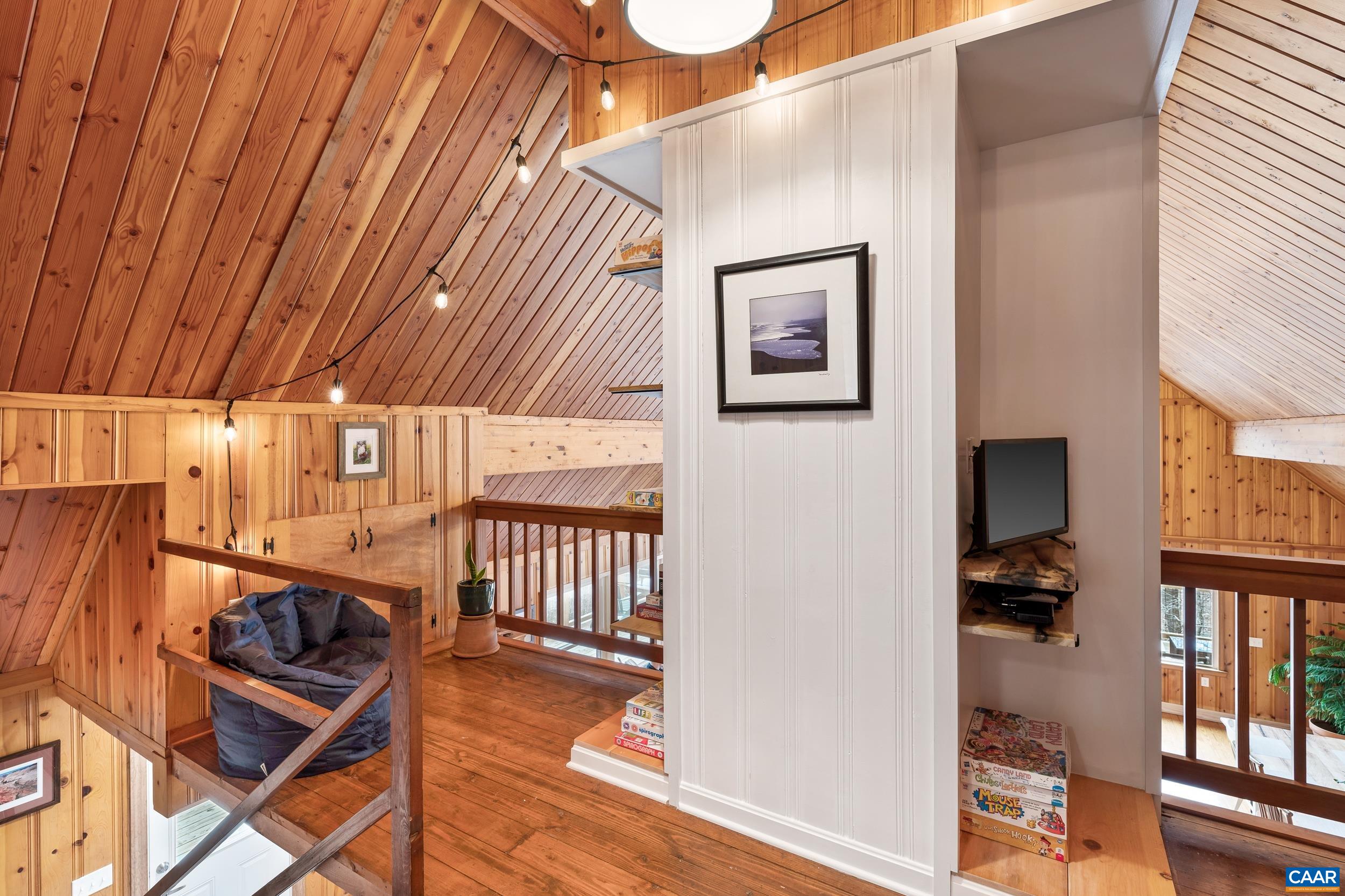 4496 Weakley Hollow Road Syria, VA 22743 - Photo 34 of 37 a view of entryway with a window