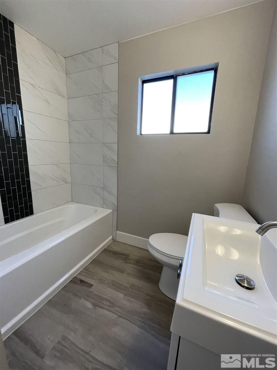 1440 Upton Way Sparks, NV 89431 - Photo 17 of 28 a bathroom with a toilet and bathtub