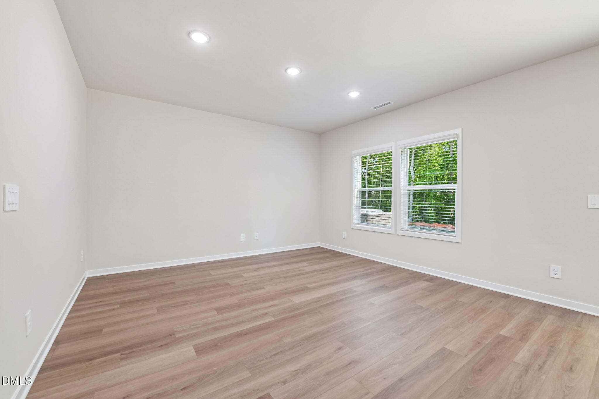563 Hunter Way Clayton, NC 27520 - Photo 8 of 39 5 - Living Room