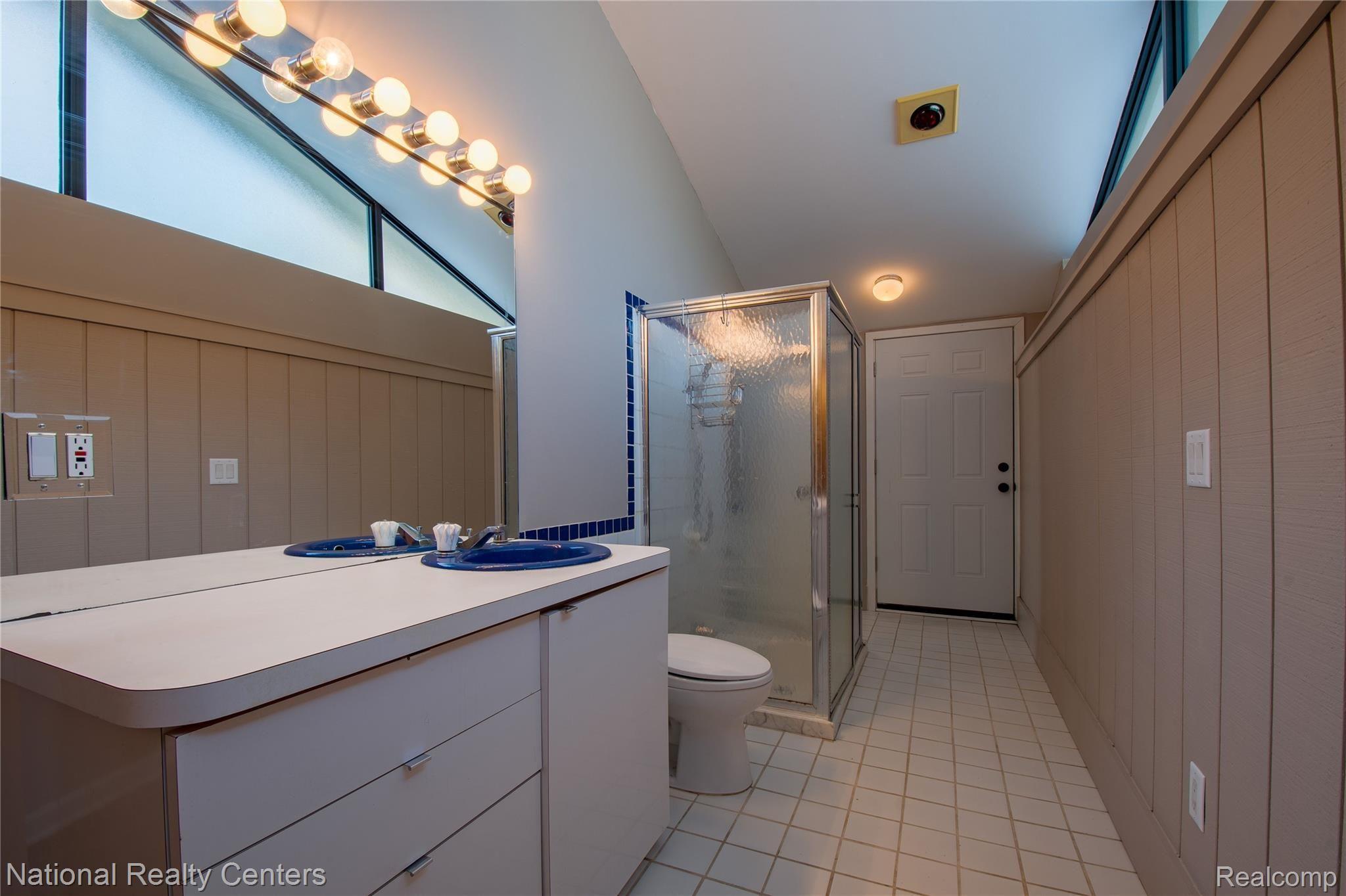 1753 Addaleen Road Highland, MI 48357 - Photo 33 of 41 Huge Full Bath Off Bedroom!