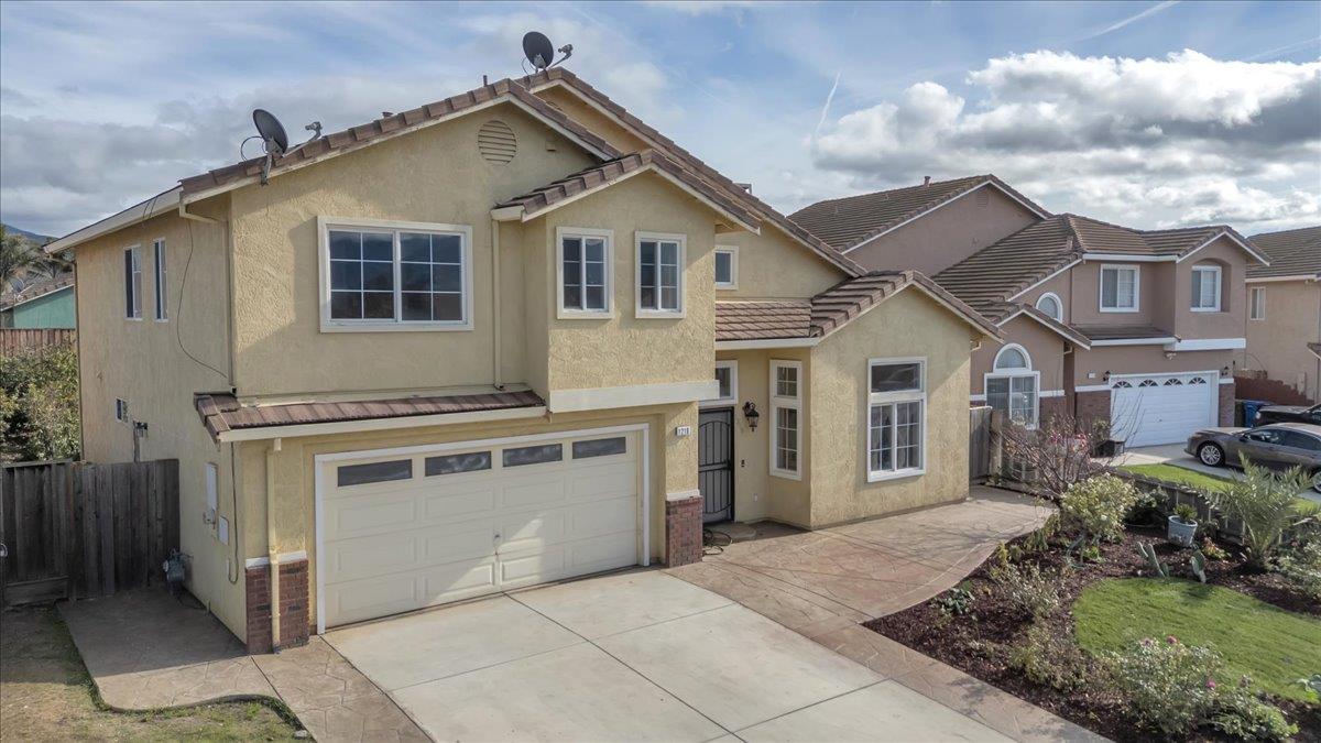 1218 Carmelo Soledad, CA 93960 - Photo 32 of 43 a view of a yard in front of house