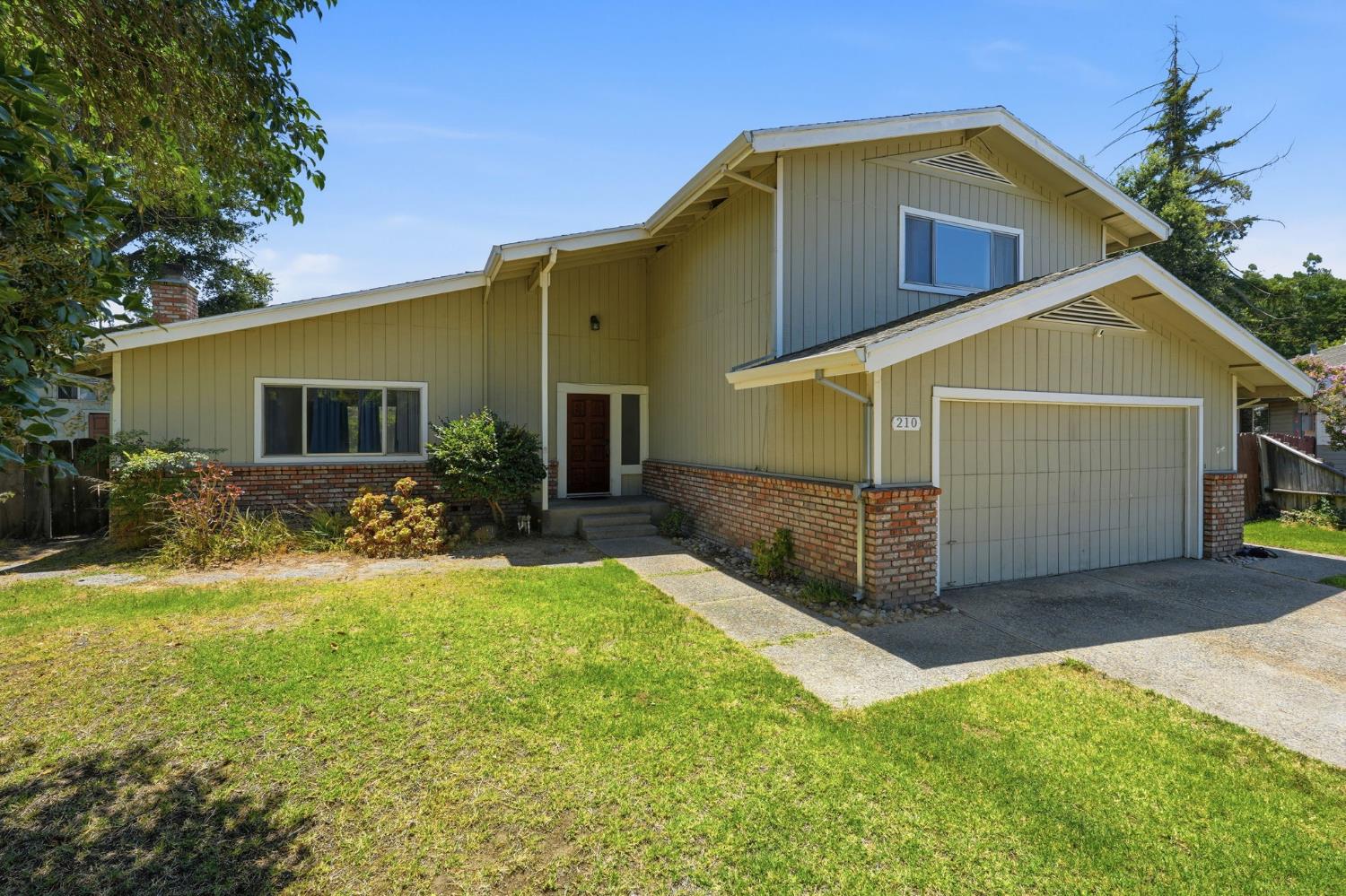 210 Laurel Court Ripon, CA 95366 - Photo 2 of 26