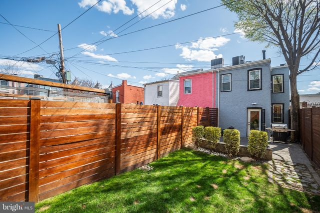 a view of livingroom with furniture