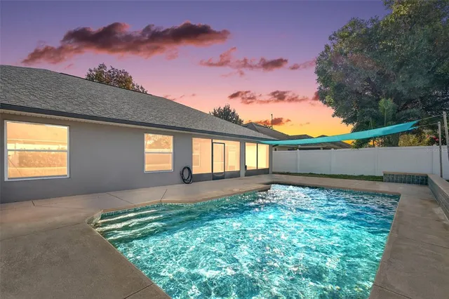 a view of an house with backyard and a garden