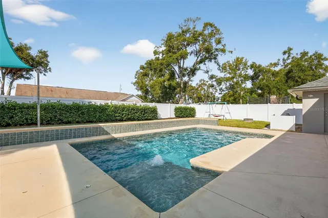 a view of a backyard