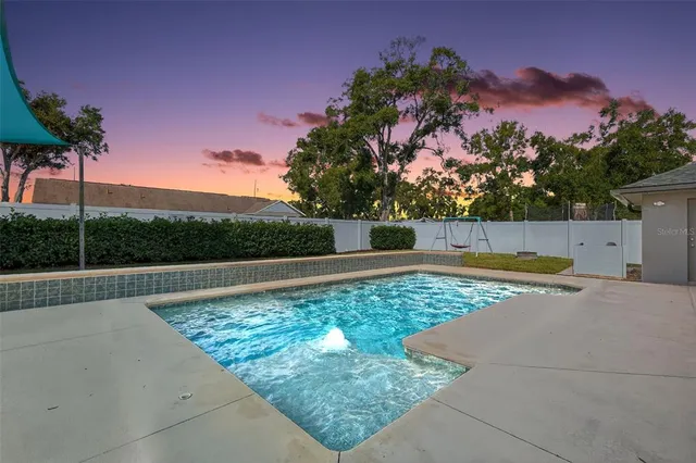 a view of a backyard