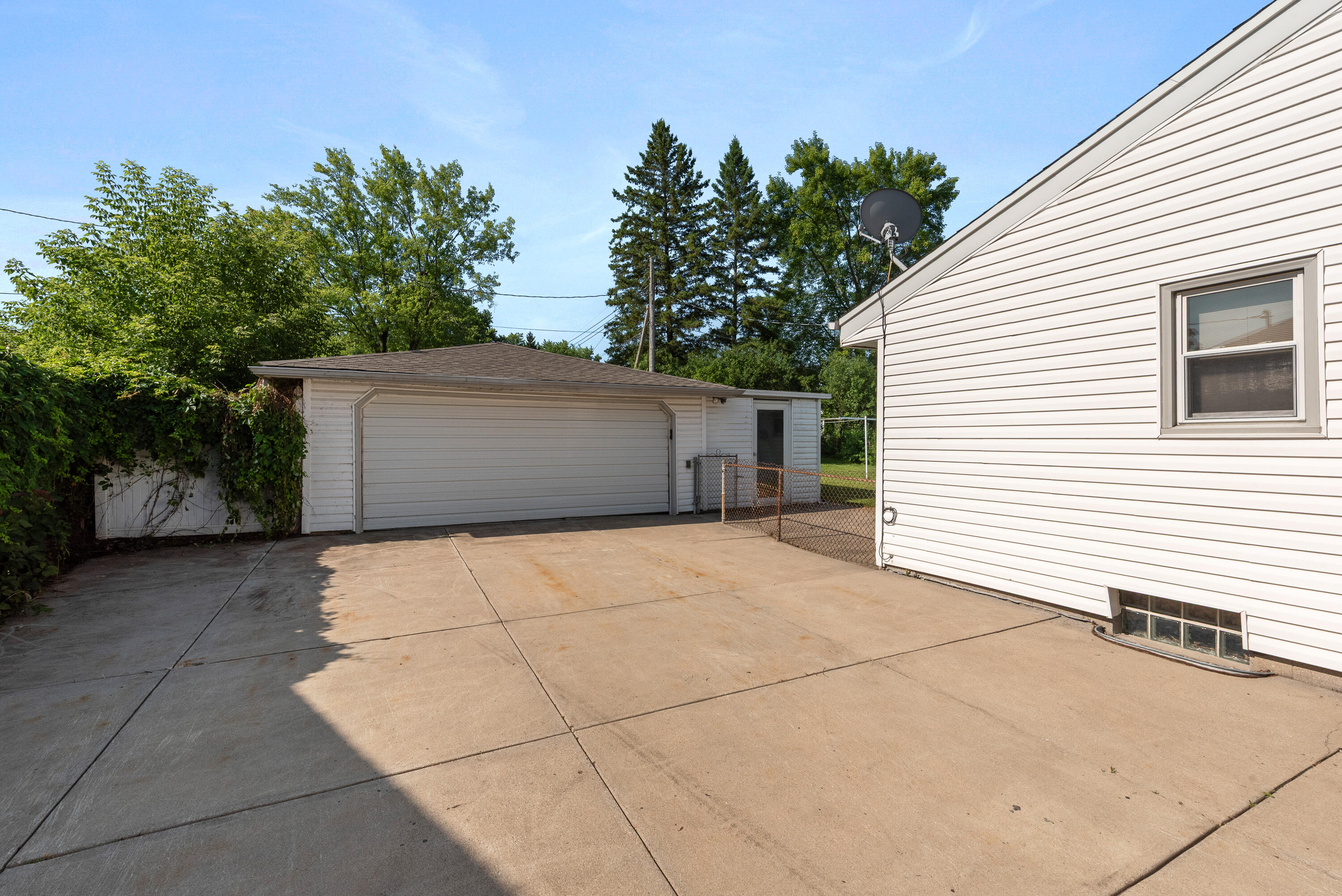 9313 West Clovernook Street Milwaukee, WI 53224 - Photo 4 of 26 driveway/garage