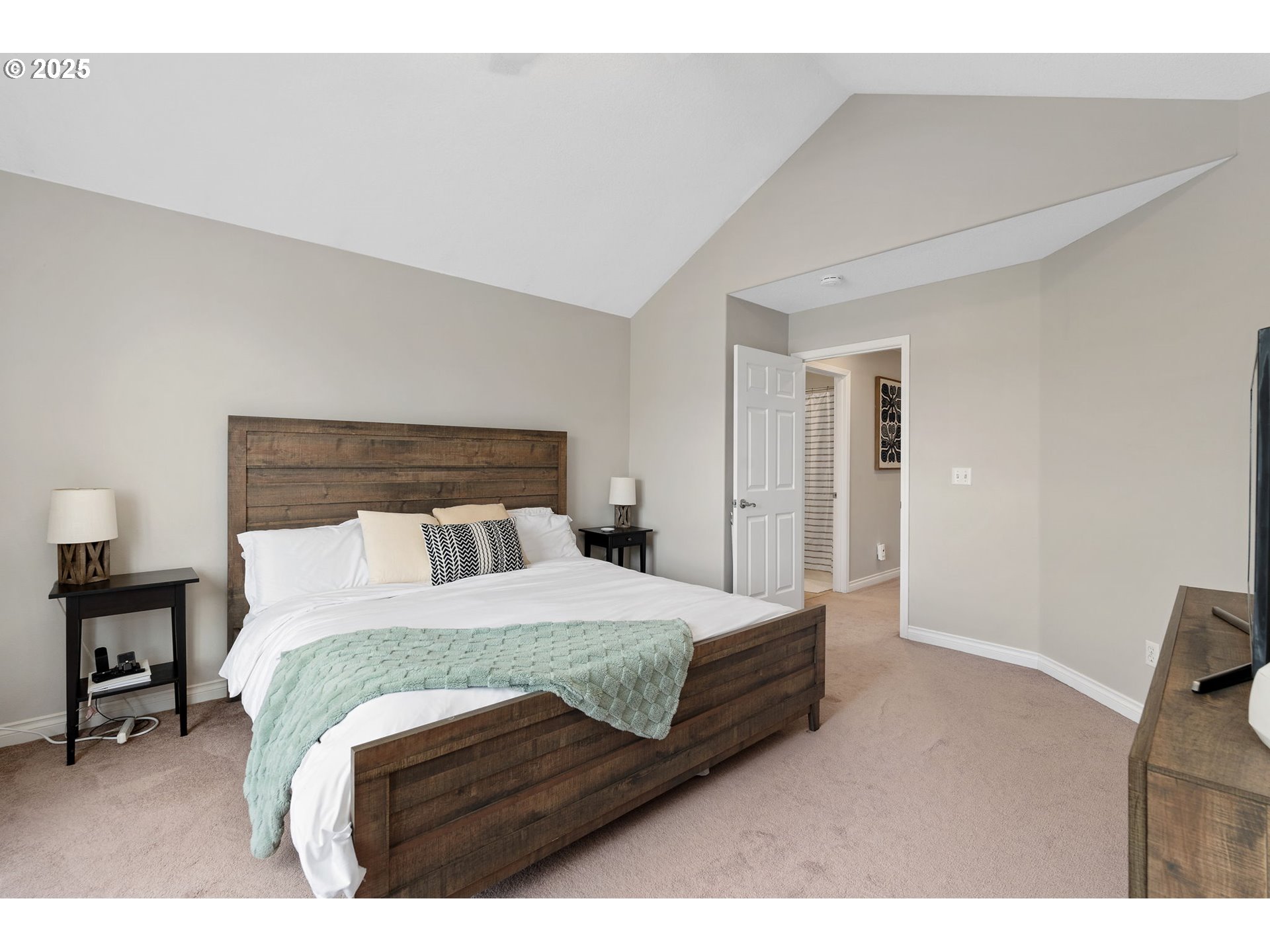 2326 Southeast Robin Lane Gresham, OR 97080 - Photo 17 of 33 a bedroom with a bed and a lamp